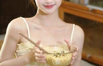 下载“网曝吃瓜”，看完点评我瞬间觉得自己也能变成评论家了，真是好玩！