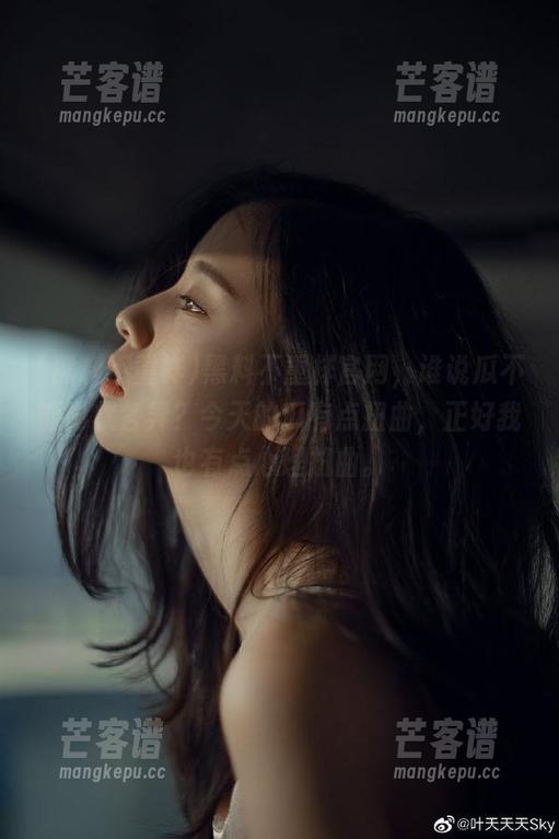 黑料不重样 黑料不重样官网,谁说瓜不能形状各异?今天的瓜有点扭曲,正好我也有点心理扭曲。