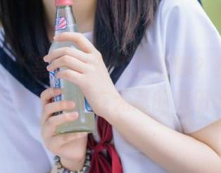 “黑料社”入口在哪？我竟然为了下载而迷失在无尽的瓜田中…